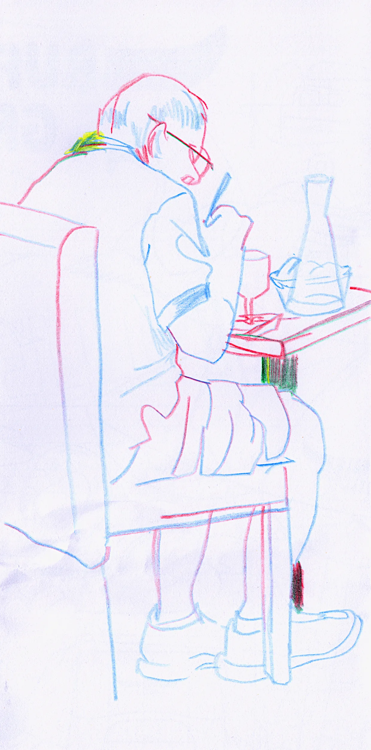 Homme dessinant à une table