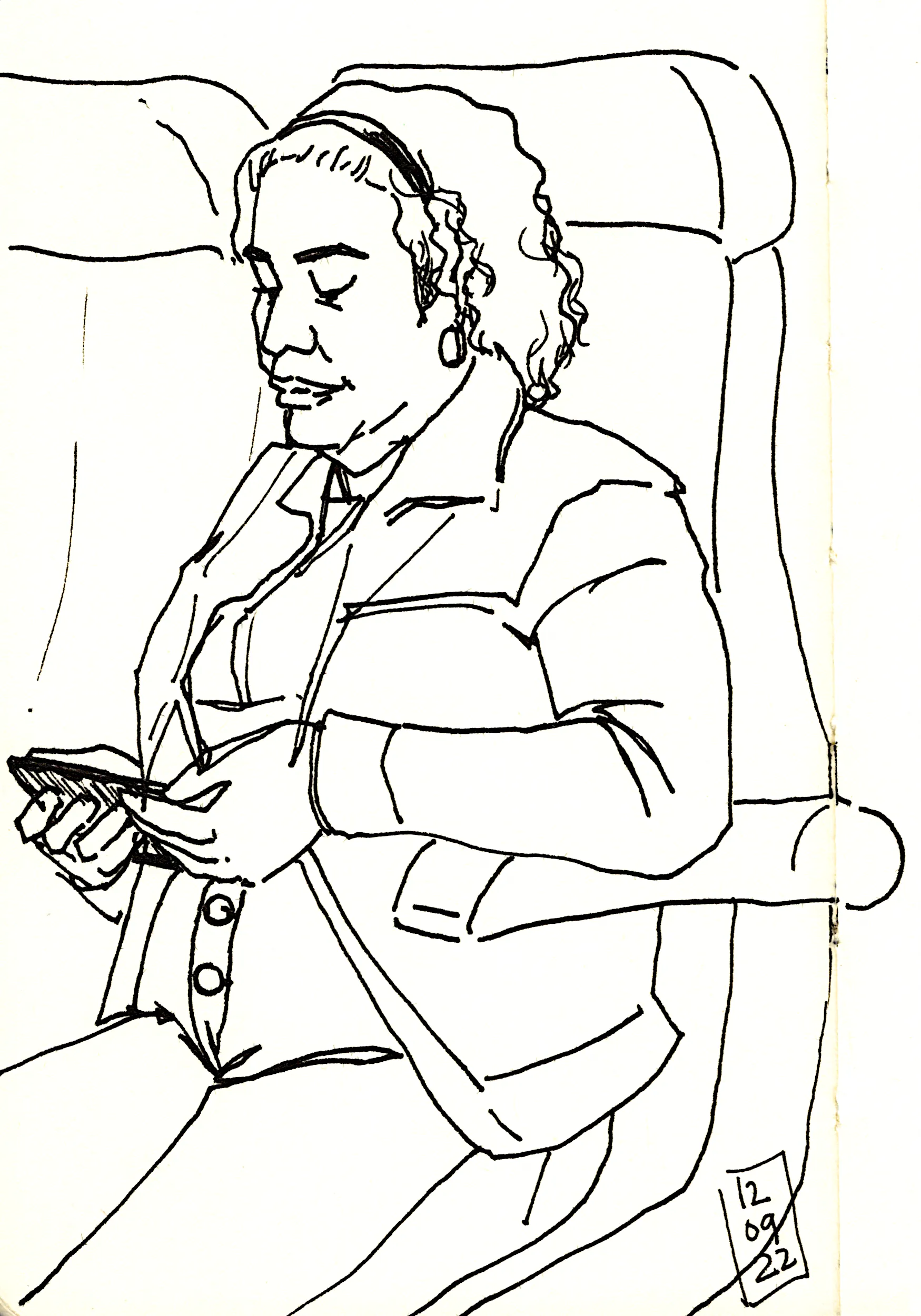Voyageuse consultant son téléphone