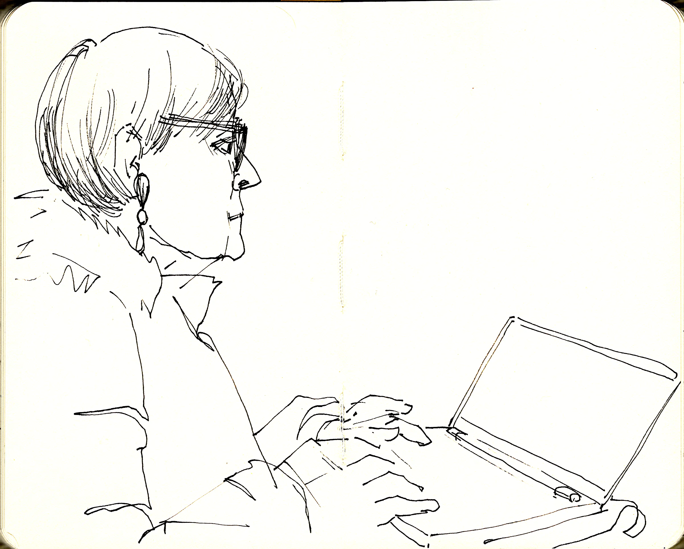 Personne de profil devant un ordinateur portable